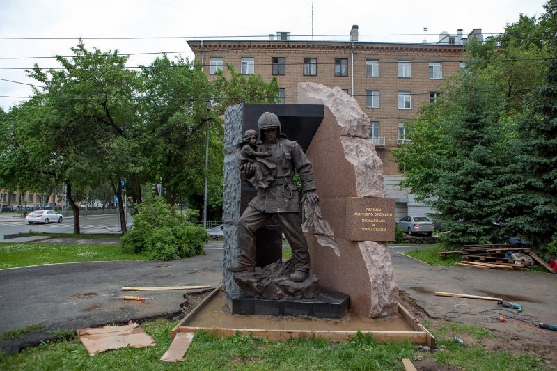 Бронзовый пожарный появился на Красном проспекте